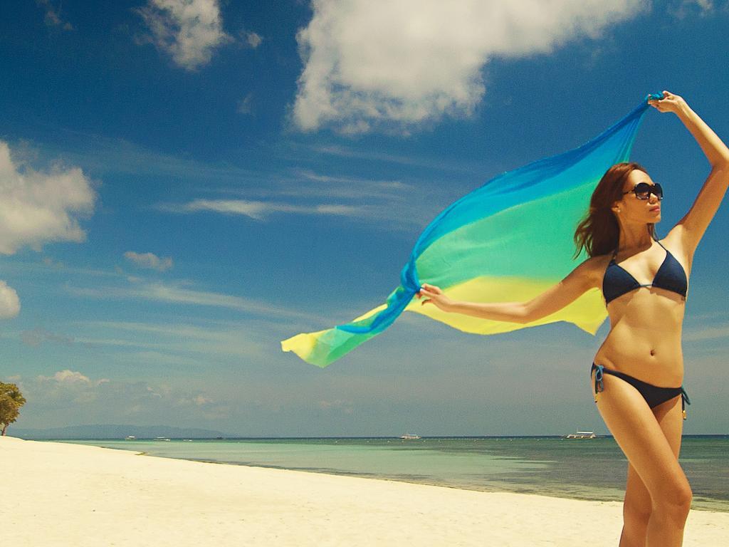 Oceanica Resort Panglao, Bohol Exterior photo A woman wearing a sarong